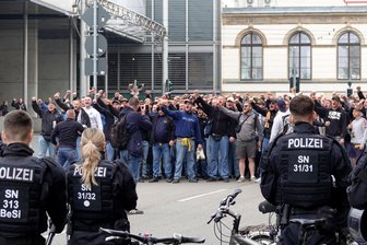 Nach Duell mit CFC: Polizei ermittelt gegen Fans von Lok Leipzig - Am Vormittag kamen mehrere Hundert Leipzig-Fans am Chemnitzer Hauptbahnhof an.