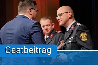 Nach Ehrenamts-Auszeichnung: Oelsnitzer Feuerwehrmann richtet emotionale Worte an seine Ehefrau - Matthes Nagel von der Freiwilligen Feuerwehr Oelsnitz wird von Landrat Thomas Hennig (CDU) bei der Ehrenamtsgala im Königlichen Kurhaus in Bad Elster für sein Engagement geehrt.