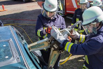 Nach Einbruch bei Adorfer Feuerwehr steht fest: Diebe gingen professionell vor - Bei dem Einbruch in das Gerätehaus der Freiwilligen Feuerwehr Adorf wurde unter anderem ein hydraulischer Spreizer gestohlen. Wie hier bei einer Übung der Feuerwehr Bräunsdorf und Langenhennersdorf werden die Geräte verwendet, um Personen aus Fahrzeugen zu befreien.