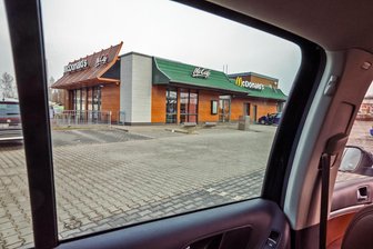 Nach Einbruch bei McDonalds in Meerane: Burger, Pommes und Co. landen im Müll - Mit einem Einbruch bei McDonald´s in Meerane muss sich die Polizei beschäftigen.