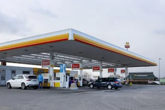 Nach Einbruch in Shell-Tankstelle in Meerane: Was die Polizei zum Diebesgut verrät - Blick zur Shell-Tankstelle in Meerane: Hier gab es am 26. September einen Einbruch.