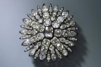 Gestohlen: Aigrette für das Haar in Form einer Sonne (Der Diamantschmuck und die Perlen der Königinnen) August Gotthelf Globig, Dresden, 1782-1807, 127 Brillanten, Silber.