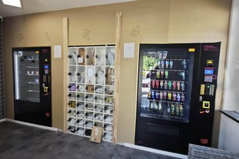 Nach Einbruchserie in Plauen: Retouren-Automat hat neuen Standort - Der Plauener Secret Packs-Automat ist von der Hammerstraße an die Ziegelstraße umgezogen.