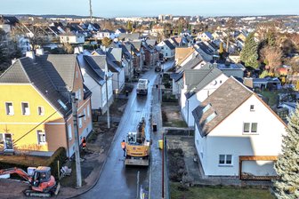 Nach einem halben Jahr Bauzeit: Diese Straße in Auerbach ist jetzt wieder frei - Der sanierte Teil der Spartakusstraße aus der Luft.