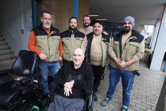 Nach einem halben Jahr: Rollstuhlfahrer in Freiberg kann endlich seine Wohnung wieder verlassen - Vollbracht: Umzugsunternehmer Thomas Zschörnig (l.) und sein Team haben sowohl den schweren Rollstuhl als auch André Steinbach wohlbehalten aus dem zweiten Stock nach unten gebracht.