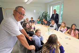 Nach einem Jahr als Lehrer-Seiteneinsteiger in Freiberg: Würden Sie es wieder tun, Herr Hirschfeld? - Michel Hirschfeld mit seiner 5. Klasse zu Gast bei Prof. Matthias Reich am Institut für Bohrtechnik der TU Bergakademie Freiberg.