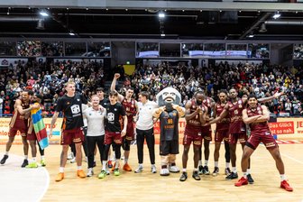 Nach einem Rekord-Monat für die Niners Chemnitz wird der Start ins neue Jahr deutlich ruhiger – zumindest in der heimischen Messe - Insgesamt 25.000 Fans waren bei den sechs Heimspielen der Niners Chemnitz im Monat Dezember dabei. Zuletzt gab es, wie hier nach dem Sieg gegen Trier, sehr viel zu feiern.