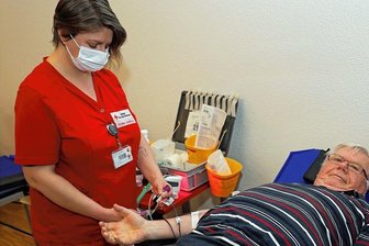Nach einem Tipp: Steinpleiser spendete schon 125 Mal Blut - Peter Schreiber aus Steinpleis hat diese Woche zum 125. Mal Blut gespendet. Betreut wurde er dabei in der Erich-Glowatzky-Halle Fraureuth von Karola Wiese vom DRK-Blutspendedienst.
