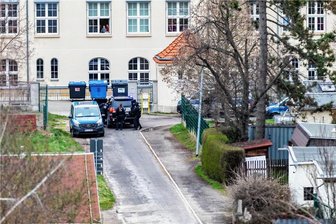 Nach Einsatz im Gymnasium Burgstädt warnt die Polizei: Hantieren mit Waffen-Attrappen ist kein Kinderspiel - 19 Beamte haben am Mittwoch das Gymnasium in Burgstädt gestürmt, weil ein Überfall vermutet wurde.
