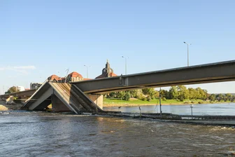 Nach Einsturz der Carolabrücke: Diese fünf Brücken in Mittelsachsen und im Erzgebirge stehen auf der Prüfliste - Der westliche Brückenstrang mit Straßenbahngleisen, Rad- und Fußweg brach in der Nacht zum 11. September 2024 aus bisher unbekannten Gründen ein.