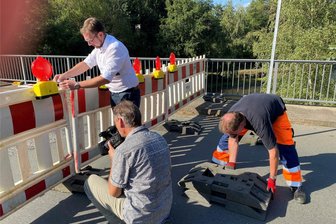Nach Einsturz der Carolabrücke in Dresden: Brücke in Hohentanne gesperrt - Großschirmas amtierender Bürgermeister Rolf Weigand (AfD, M.) hat die Muldenbrücke der Lindenstraße in Hohentanne am Freitag, 15 Uhr gesperrt.