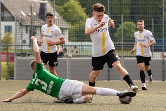 Nach Einwechslung: Freiberger Spielertrainer fliegt bei Nullnummer vom Platz - Machte auf der linken Seite eine engagierte Partie: BSC-Youngster Karl Herrmann wird hier von Thalheims Anton Wendler gestoppt.