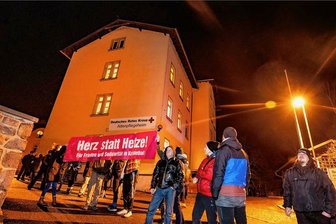 Nach Einzug in Kriebethal: Geflüchtete Jugendliche im Mittelpunkt zweier Demonstrationen - Eine Gegendemonstration stellte sich erneut vor das ehemalige Pflegeheim, in dem die Minderjährigen seit dieser Woche untergebracht sind.