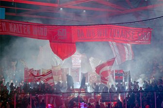 Nach Eishockey-Derby zwischen Crimmitschau und Selb: Polizei ermittelt wegen Landfriedensbruch gegen Eispiraten-Fans - Mit einer Choreografie haben sich die Anhänger aus der Heine-Kurve auf das Derby eingestimmt. Hinter den Fahnen waren Leuchteffekte und Nebel zu sehen.