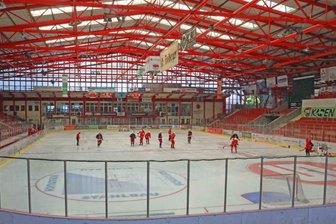 Nach Eishockey-Sachsenderby in Crimmitschau: Nächtlicher Einsatz für die Polizei - Das Stadion in Crimmitschau von Innen. In der Stadtionkneipe am Sahnpark kam es nach dem Derby zu einem Polizeieinsatz. 