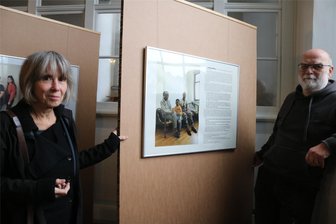 Nach Eklat in Pirna: Ausstellung über Geflüchtete im Erzgebirge deutschlandweit nachgefragt - Lenore und Werner Lobeck gehören zu den Gestaltern der Schau. Sie wollen auf die Nöte von Geflüchteten aufmerksam machen, darunter sind der Geflüchtete Getano (auf der Tafel abgebildet) aus Eritrea und seineFamilie.