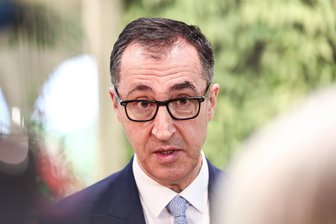 Nach Eklat in Washington: Özdemir pocht auf höhere Verteidigungsausgaben - Grünen-Politiker Cem Özdemir hat nach dem Eklat zwischen US-Präsident Donald Trump und dem ukrainischen Präsidenten Wolodymyr Selenskyj mehr Investitionen in die europäische Verteidigung gefordert.