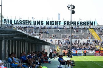 Nach Eklat von Chemnitzer Fans: DFB nimmt Ermittlungen auf - Fans des Chemnitzer FC sind beim Auswärtsspiel in Bayern am Samstag nicht nur mit diesem Transparent aufgefallen. Einzelne Anhänger beschimpften den CFC-Sportdirektor antisemistisch..