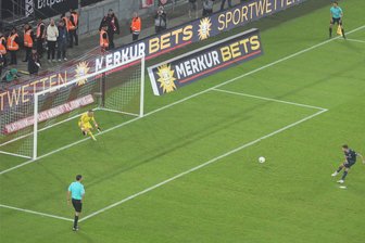 Nach Elfmeter-Krimi in Bundesliga-Relegation: Doppelter Nervenkitzel vom Punkt im Juni für Hobbykicker im Landkreis Zwickau - Elfmeter-Krimi in der Relegation: Wettbewerbe für Hobbykicker steigen am 8. Juni in Crossen und Wernsdorf.