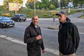 Nach Eltern-Beschwerden: Bald Tempo 30 auf Augustusburger Straße? - Tempo 30, Warnzeichen oder Zebrastreifen? Eltern wie Gregor Richter (links) und Jörg Seidel machen Druck für mehr Sicherheit für Schulkinder beim Überqueren der Augustusburger Straße in Chemnitz.