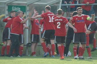 Nach emotionalem Abschied: Ehemaliger Langenauer Fußballkapitän schlägt neuen Lebensweg ein - Clemens Becher (r.) lässt seinen Spielerpass bewusst in Langenau zurück.