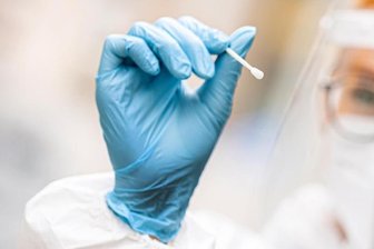 Nach Ende der kostenlosen Coronatests: Nachfrage sinkt, Verwirrung nimmt zu - Eine medizinische Mitarbeiterin hält einen Tupfer für einen Abstrich für einen Corona-Test in der Hand.
