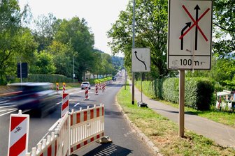 Nach Ende der Sperrung schon wieder neue Einschränkungen auf Bundesstraße 169 im Erzgebirge - Blick auf die neue Verkehrsführung an der B 169 zwischen Aue und Bad Schlema. Autos können zwar weiter in beide Fahrtrichtungen rollen, aber nur über jeweils eine Spur.