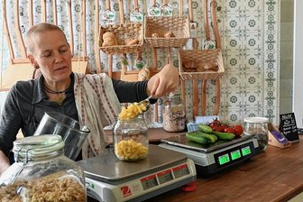 Nach Ende für "Vegan on the run": Wo man jetzt noch in Chemnitz vegan essen kann - Keine Plastik, keine Kartonagen und alles ohne tierische Anteile: Im Unverpackt-Laden und Bistro Peacefood auf der Uhlandstraße 30 füllt Inhaberin Ina Hoyer Lebensmittel für die Kunden ab.
