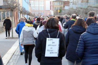 Nach Ende vieler Corona-Regeln: Wogegen wird im Erzgebirge demonstriert? - Am Montagabend waren in Zschopau wie in der Vorwoche etwa 250 Menschen unterwegs. In Olbernhau wurden120, in Ehrenfriedersdorf rund 200 und in Zwönitz 70 Teilnehmer von der Polizei gezählt.