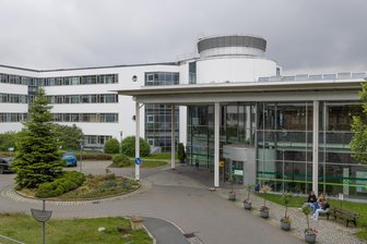 Nach Entlassung von Chefarzt am Erzgebirgsklinikum: Staatsanwaltschaft erhebt Anklage - Das Erzgebirgsklinikum in Annaberg-Buchholz hat einen neuen Chefarzt. Gegen einen ehemaligen Mediziner wurde Anklage erhoben.