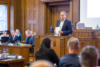 Nach Entscheidung über Chemnitzer Sparpaket: SPD beklagt Ungleichgewicht zugunsten von Autofahrern und Eigenheimbewohnern - Der stellvertretende Fraktionsvorsitzende der SPD Jürgen Renz bei seiner Rede im Stadtrat. Nach der Sitzung äußerten die Sozialdemokraten Kritik an den anderen Fraktionen.