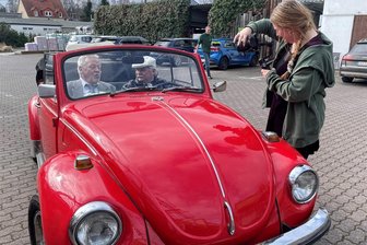 Nach Erfolg bei Freiberger Sommernächten: Stadtchor führt Schlagerrevue im Tivoli auf - Karl Albert und Klaus Werner (am Steuer) sowie Johanna Jedlicka (mit Kamera) unterstützen den Stadtchor Freiberg bei der Schlagerrevue. Diese wird noch einmal am 5. April ab 20 Uhr (Einlass 19 Uhr) im Tivoli aufgeführt. Bei der Schlagerrevue im vorigen Jahr fuhren die Moderatoren mit einem Käfer-Cabrio in den Schlosshof ein. Das Auto wurde von Klaus Werner zur Verfügung gestellt. Das ist natürlich im Tivoli schlecht möglich. Aber auch dafür hat der Chor eine Lösung gefunden. Es wurde ein kleiner Film gedreht, der als Intro vor der Revue auf der Bühnenleinwand gezeigt wird.