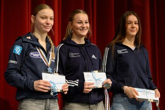 Nach Erfolgen bei Junioren-WM: Klingenthal ehrt seine Medaillengewinnerinnen - Julina Kreibich, Maja Loh und Megi Lou Schmidt (von links) standen auf der Bühne der Sportcampus-Aula im Mittelpunkt.