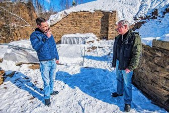 Nach erfolgreicher Ausgrabung im Erzgebirge: Reste des schönsten sächsischen Freibads bleiben sichtbar - Was vom Freibad bleibt: Kai Ebert (l.) und Rudolf Hunger vor den freigelegten Mauerresten. Ungefähr so soll es auch künftig aussehen, nur aufgeräumter. Hunger ist der Entdecker der Nixenzehen. 