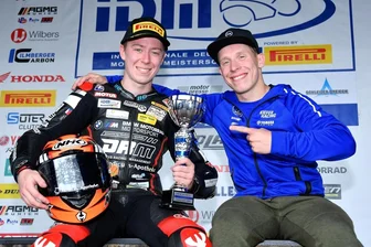 Nach erfolgreicher Premiere auf dem Schleizer Dreieck: Motorradpilot Orgis aus Striegistal nimmt Gesamtsieg ins Visier - Stark auf bisher unbekannten Terrain: Kevin Orgis (l.) hat mit einem weiteren Rennsieg seine Gesamtführung in der Superstock-Klasse auf dem Schleizer Dreieck ausgebaut. Bruder Leon punktete in der Supersport-Klasse ebenfalls in beiden Rennen. Die Erfahrungen aus den spanischen Rennserien helfen beiden nun weiter. 