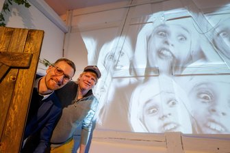 Nach erfolgreicher Testphase: So geht es mit dem neuen Escape-Room im Plauener Vogtlandmuseum weiter - Tobias Kämpf (links) und Simon Joneit haben auch als Erwachsene Spaß im Escape-Room.