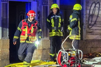 Nach erneutem Brand in Plauen: Gebäude am Rand von Haselbrunn vorerst nicht bewohnbar - Viel zu tun hatten die Helfer am Donnerstagabend.