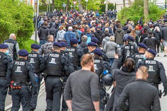 Nach erneutem Corona-Protest in Zwönitz: Polizei registriert 186 Verstöße - Nachdem sich die Teilnehmer des Montagsspaziergangs auf dem Markt getroffen hatten, ging es weiter in die Heinrich-Heine-Straße, begleitet von der Polizei. Später wurde der Aufzug gestoppt.