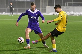 Nach erneuten Absagen: Wie das Alternativprogramm beim VfB Auerbach und beim VFC Plauen aussieht - Timo Schneider (rechts) tritt mit dem VfB Auerbach am Freitagabend in Meuselwitz an. Das Foto stammt vom Testspiel bei der U 19 von Erzgebirge Aue.