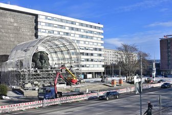 Nach Eröffnungsshow: Brückenstraße in Chemnitz wieder freigegeben - Wie hier beim Aufbau ist die Brückenstraße seit dem Freitag in Richtung Stefan-Heym-Platz zweispurig und in die Gegenrichtung einspurig befahrbar.