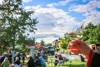 Nach erstem Weinfest in Oelsnitz: Gibt es eine Fortsetzung? – Entscheidung steht - Zur „Weinreise“ wurden auch Gläser mit lokalem Motiv verkauft.