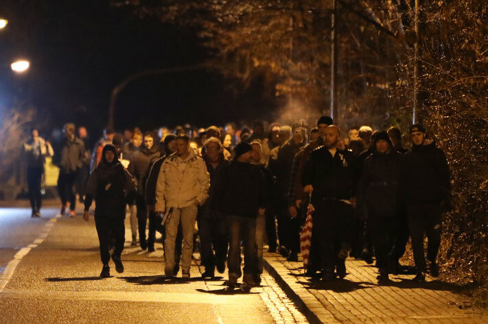 Nach eskalierten Protesten am Montag: Erneut ziehen Hunderte durch Lichtenstein - Personen demonstrieren gegen die Coronaregeln in Lichtenstein.