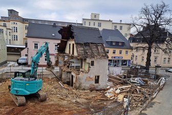 Nach etwa 250 Jahren: Schandfleck-Haus im Erzgebirge verschwindet für immer - Nach ungefähr 250 Jahren: Eines der ältesten Häuser von Thalheim verschwindet für immer.