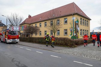 Nach Evakuierung und Feuerwehreinsatz in der Kita „Märchenland“ in Glauchau: Welches Lob es für die Kinder gibt - Die Feuerwehr war in der Kindertagesstätte „Märchenland“ in Glauchau im Einsatz.