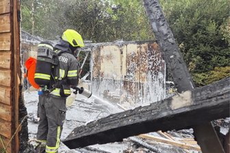 Nach Explosion einer Gartenlaube im „Naturfreunde“-Kleingartenverein in Wilkau-Haßlau: Das ist bisher bekannt - Durch die Nähe der Feuerwehr in Wilkau-Haßlau waren die Einsatzkräfte bei dem Gartenlaubenbrand schnell zur Stelle. Kann jetzt auch schnell eine Brandursache gefunden werden?