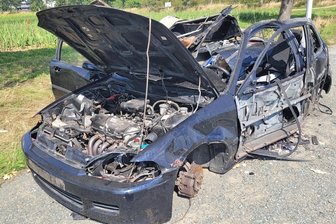 Nach Explosion fehlt das Dach: Wer hat das Schrottauto an der B 173 in die Luft gejagt? - Das Dach fehlt, von der Karosserie ist auch nicht mehr viel übrig: Nach der nächtlichen Explosion präsentiert sich der Honda in einem erbärmlichen Zustand.