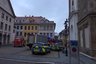 Nach Explosion in Freiberger Zentrum: Mieter wieder in Wohnungen - Fünf Feuerwehrfahrzeuge und zwei Polizeiautos rückten zum Einsatz in der Buttermarktgasse in Freiberg aus. Ein Großteil der Fahrzeuge stand auf dem Buttermarktgasse mit Nikolaikirche und Theater.