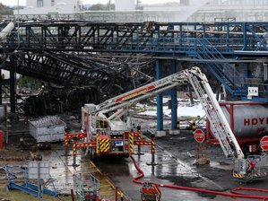 Nach Explosion in Leverkusen: Laut Betreiber wenig Hoffnung für vermisste Mitarbeiter -             Einsatzkräfte der Feuerwehr sind mit Löscharbeiten im Chempark beschäftigt. Nach der Explosion am Dienstag geht die Suche nach den Vermissten weiter.