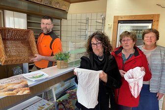 Nach Explosion von Backofen in Königsfeld: Bäcker und Kundinnen hoffen auf baldigen Neustart - Ursula Liebing, Erika Hentschel und Kathrin Gentner-Stampa (v. r.) hoffen, dass Kay Saupe bald wieder backen kann.