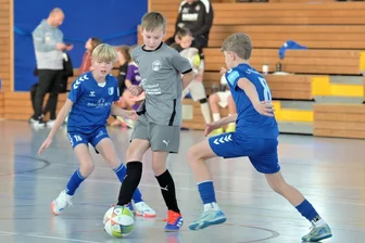 Nach Fahnenklau in der Auer Ultra-Szene: Aus „Ehre der Wismut“ wird der Miriquidi-Cup - Oskar Kurt Lemke (Mitte) vom SV Affalter im Spiel gegen die Talente des SC Magdeburg.